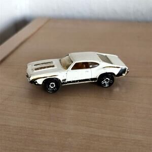 Vintage Y2K Hot Wheels 70s Pontiac GTO Oldsmobile 442 White 1:64 Diecast Car
